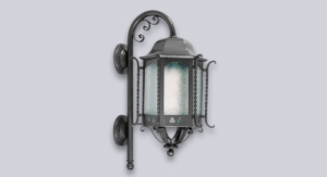 El aplique Farol Española es un aplique de una luz, estilo colonial, disponible en color gris y tres tamaños.