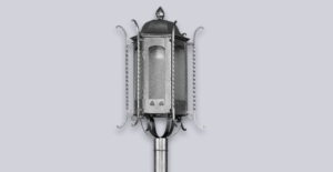 La Farola Española para columnas es una lámpara de una luz, estilo colonial, disponible en color gris. Apto para exterior e interior.