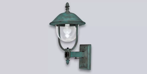 El aplique Farol Focos es una lámpara de una luz apto LED, estilo vintage. La misma se encuentra disponible en color verde patinado.