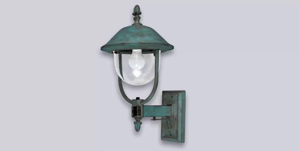El aplique Farol Focos es una lámpara de una luz apto LED, estilo vintage. La misma se encuentra disponible en color verde patinado.