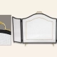 El chispero Curvo es un accesorio de calefacción de tres cuerpos fabricado en hierro, con malla de acero, disponible en color negro y bronce.