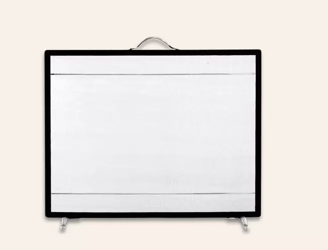 El chispero Recto es un accesorio de calefacción fabricado en hierro, disponible en color negro con plata y cuatro tamaños.