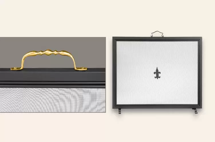 El chispero Romano es un accesorio de calefacción fabricado en hierro, con malla de acero, disponible en color negro-bronce y tres tamaños.