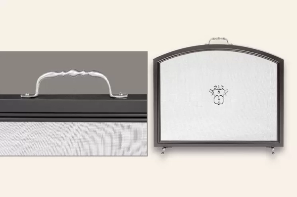 El chispero Romano Curvo es un accesorio de calefacción fabricado en hierro, disponible en color negro y plata y dos tamaños.