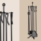 El Set para Hogares Minimalista es un set de herramientas para el uso de leñeros y hogares fabricado en hierro, de cuatro piezas y dos tamaños.