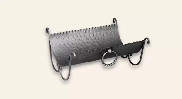 Accesorio leñero para hogar de estilo rústico, disponible en color gris. Fabricado en chapa repujada y hierro forjado.