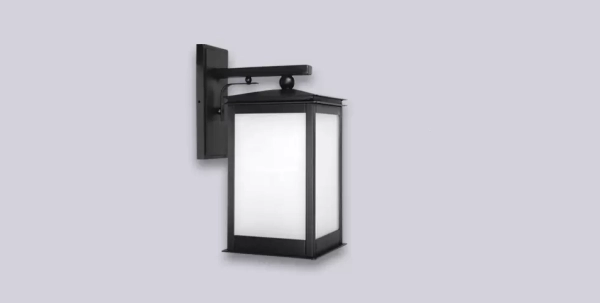 El aplique Farol Urbano es un aplique de una luz, estilo moderno, disponible en color negro. Apto para exterior e interior.