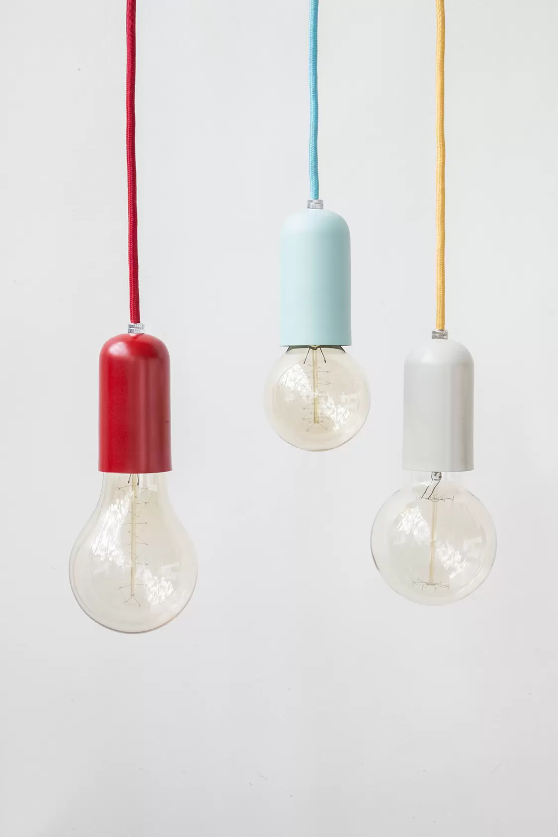 El colgante Scandium es una luminaria de estilo moderno disponible en color negro, blanco, gris, rojo, turquesa, cobre, cromo y plátil.