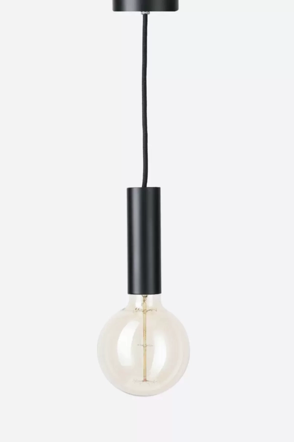 El colgante Antonio es una luminaria de estilo minimal disponible en color negro, cobre y cromo y en tres tamaños: small, medium y large.