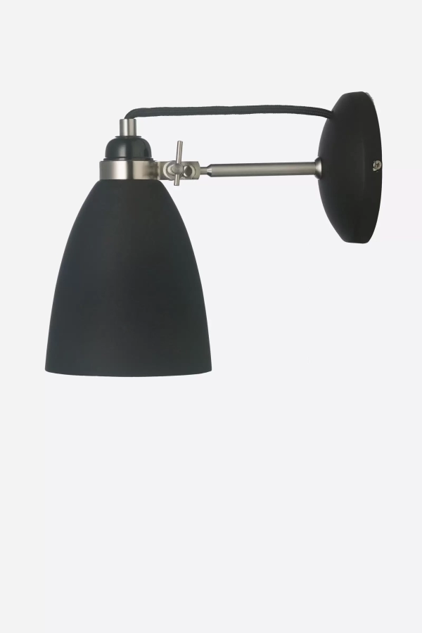 El aplique Carlos es una luminaria de estilo moderno disponible en color blanco, negro, plátil, cromo o cobre.