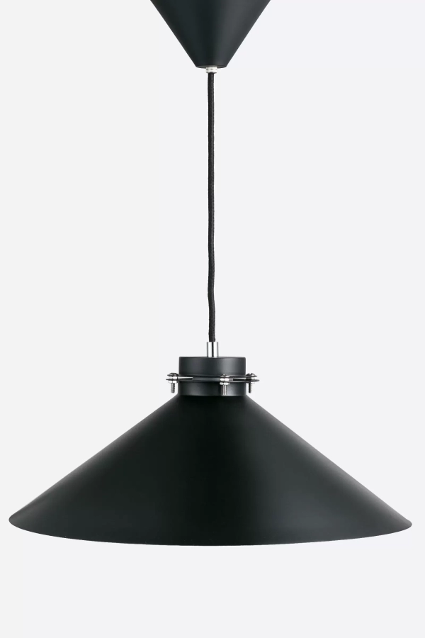 El lámpara Luca es una luminaria de estilo industrial disponible en color negro, blanco, cromo y cobre. Se adapta a todo tipo de ambiente.