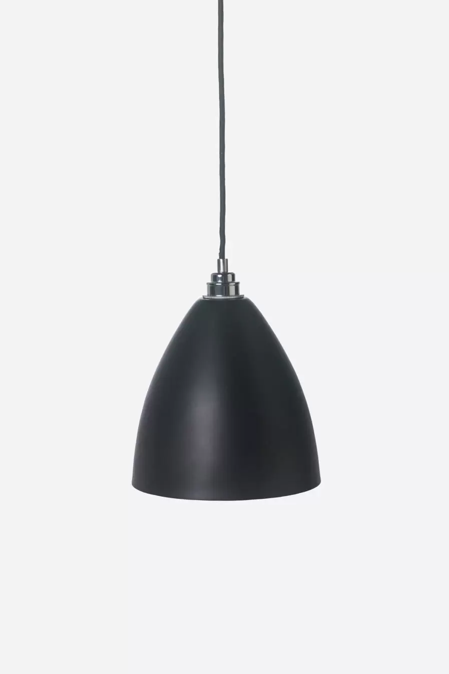 El colgante Scandium es una luminaria de estilo moderno disponible en color gris, blanco, negro, cobre, plátil y dos tamaños: small y medium.