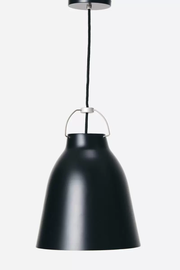 El colgante Sydney es una luminaria de estilo moderno disponible en color gris, blanco y negro. Viene dos tamaños: small y medium.