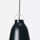 El colgante Sydney es una luminaria de estilo moderno disponible en color gris, blanco y negro. Viene dos tamaños: small y medium.