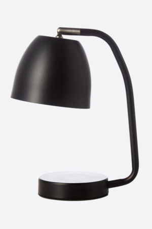 La lámpara de mesa Teo es una luminaria de estilo moderno disponible en color negro, blanco, gris, amarillo, salmón, verde y dorado.