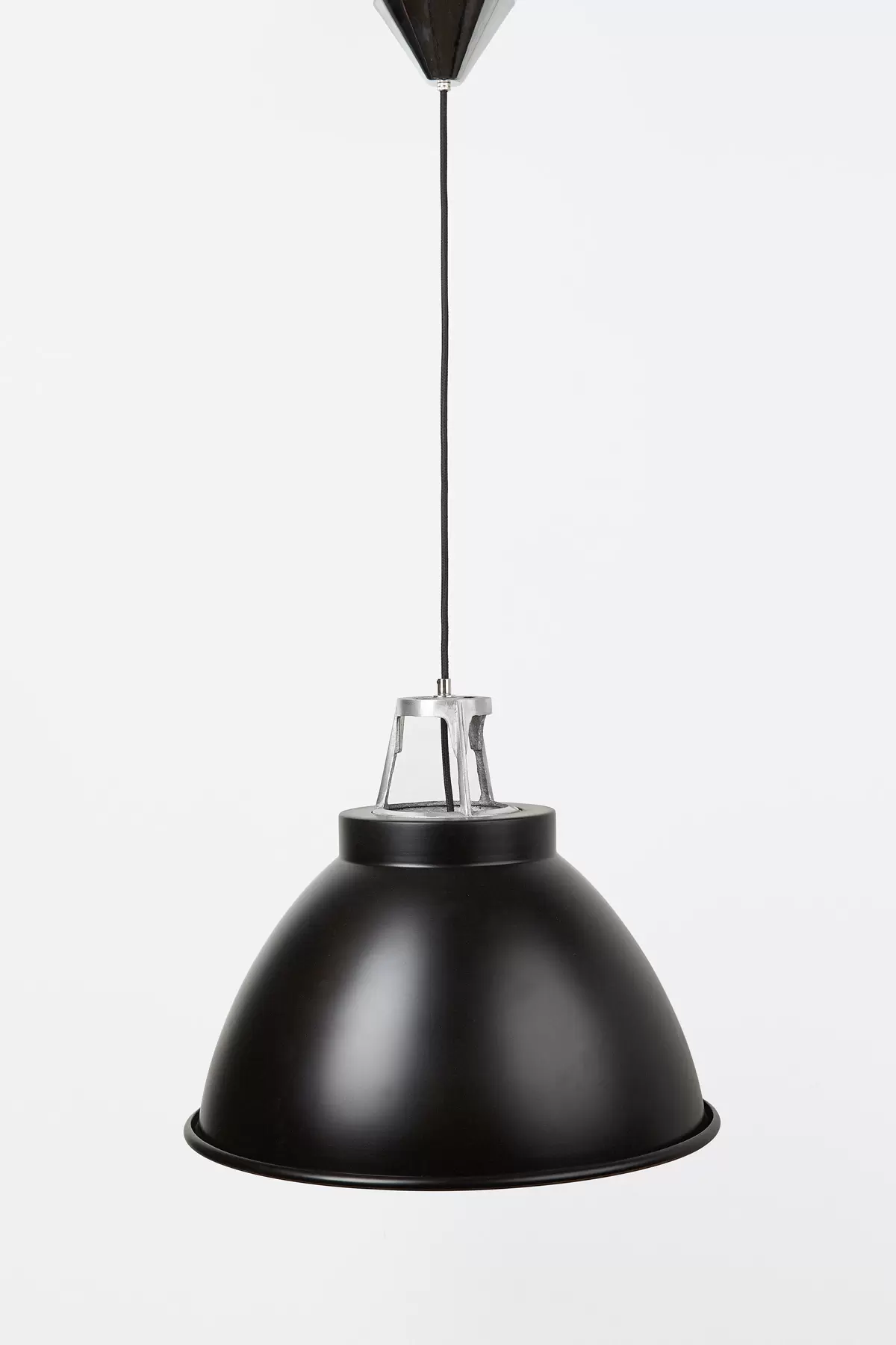 El lámpara Tom es una luminaria de estilo industrial disponible en color negro, beige, gris, amarillo y rojo.