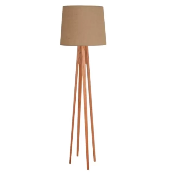 La lámpara de pie Ana, es una lámpara fabricada en madera de petiribí y viene con pantalla de lienzo o arpillera.