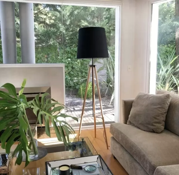 La lámpara de pie Bali es una luminaria fabricada en madera paraíso, con pantalla de lienzo negra. Se adapta fácil a todo tipo de ambiente.