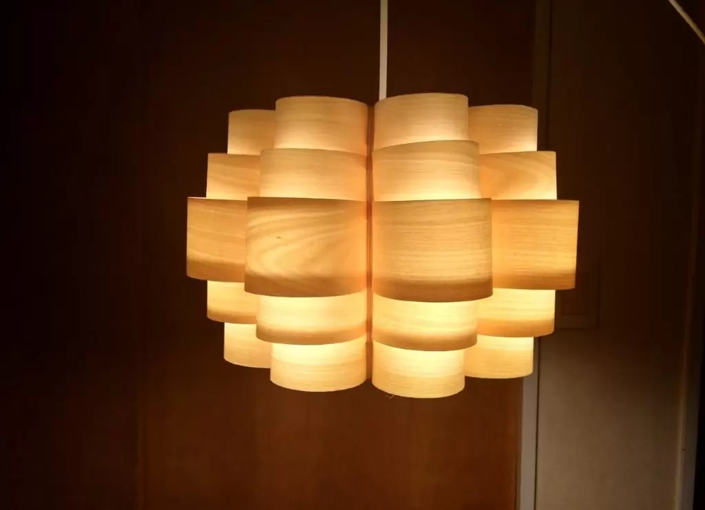El colgante Cinta es un colgante de estilo moderno fabricado en madera laminada de sabugueiro. Adaptable a todo tipo de ambiente.