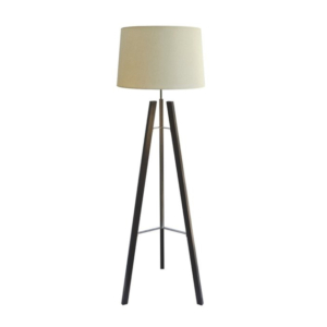 La lámpara de pie Lucas, es una lámpara fabricada en madera de estilo minimal, adaptable a todo tipo de ambiente por su toque sofisticado.