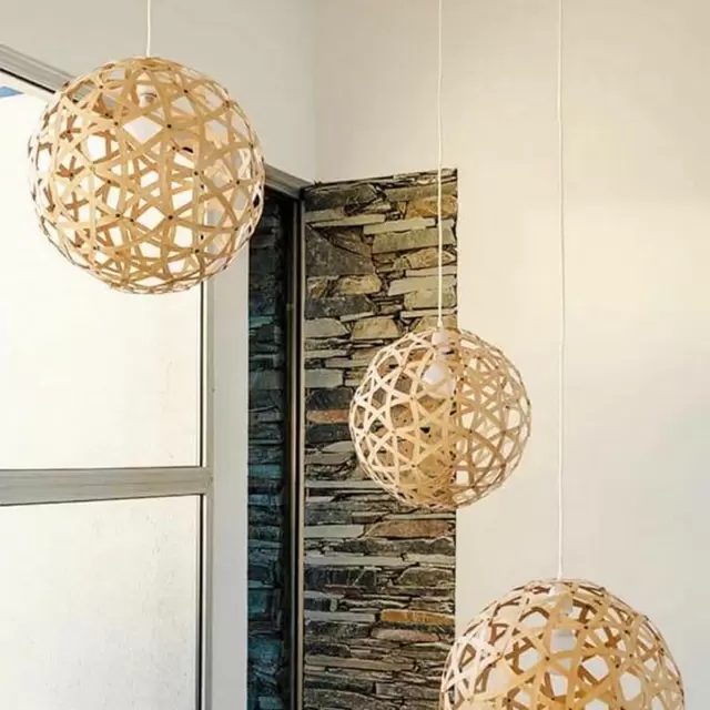 El colgante Trama Mandala es una lámpara fabricada en madera laminada de guatambú, de estilo rústico. Viene en tamaño small, medium y large.