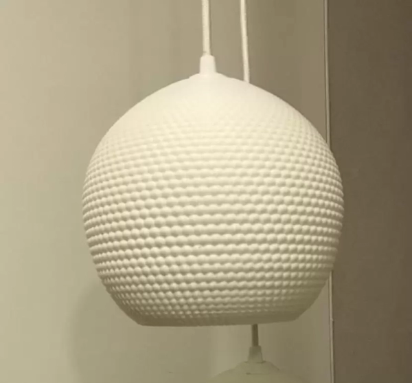El colgante Amelia es una lámpara fabricada en impresión 3D de estilo moderno, disponible en varios tamaños y colores.