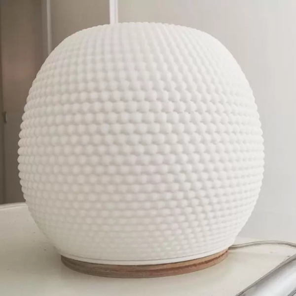 La lámpara de mesa Julieta es una luminaria fabricada en impresión 3D de estilo moderno, disponible en varios colores.