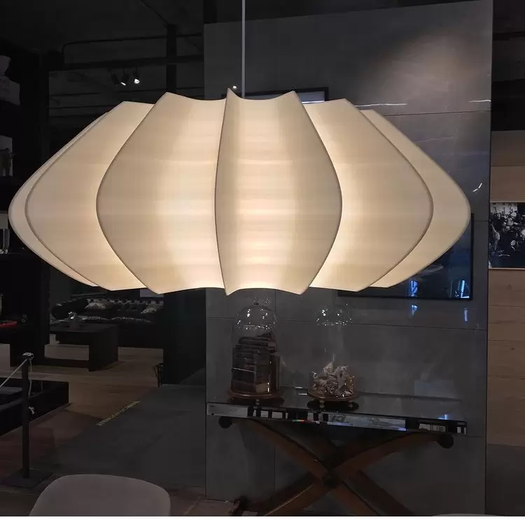 El colgante Melisa Corta es una lámpara fabricada en impresión 3D de estilo moderno, disponible en varios tamaños y colores.