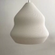 El colgante Paula es una lámpara fabricada en impresión 3D de estilo moderno, disponible en varios tamaños y colores.