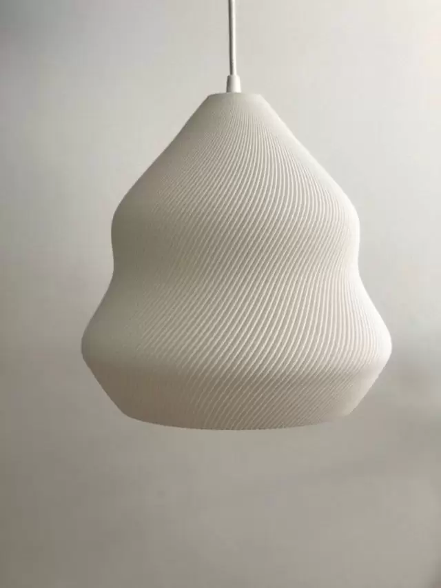 El colgante Paula es una lámpara fabricada en impresión 3D de estilo moderno, disponible en varios tamaños y colores.