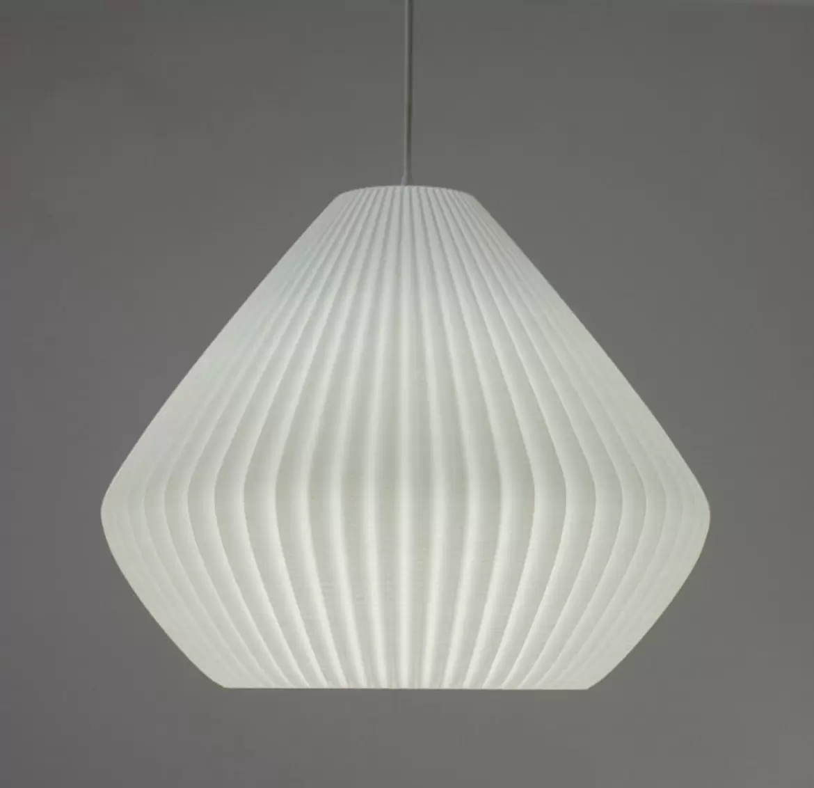 El colgante Arminda es una lámpara fabricada en impresión 3D de estilo moderno, disponible en varios tamaños y colores.