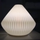 La lámpara de mesa Arminda es una luminaria fabricada en impresión 3D de estilo moderno, disponible en varios tamaños y colores.