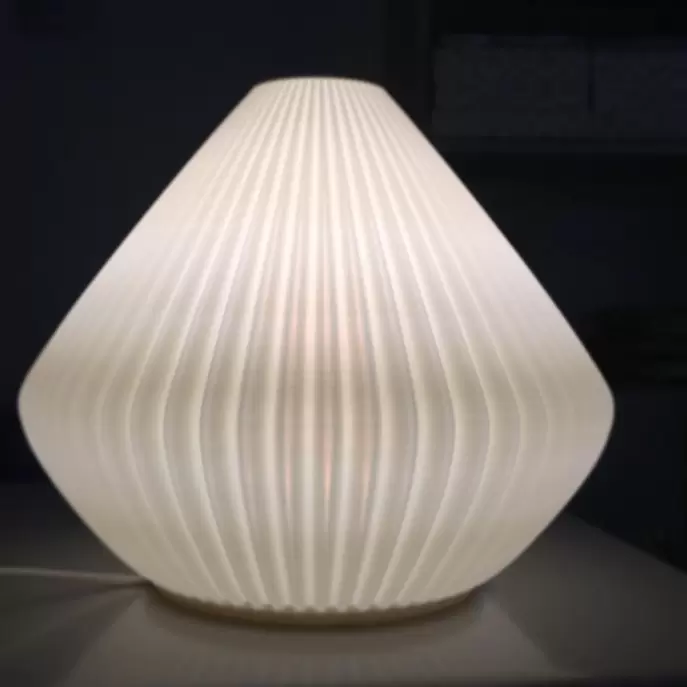 La lámpara de mesa Arminda es una luminaria fabricada en impresión 3D de estilo moderno, disponible en varios tamaños y colores.