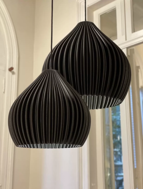 El colgante Clara es una lámpara fabricada en impresión 3D de estilo moderno, disponible en varios tamaños y colores.