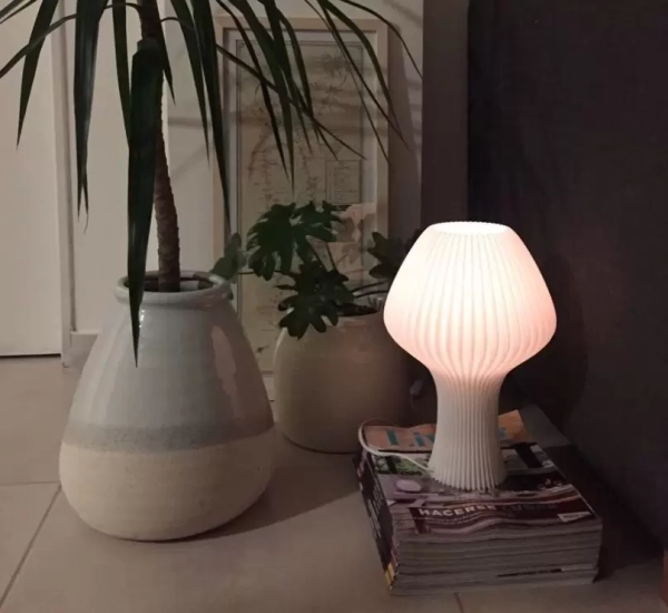 La lámpara de mesa Elena es una luminaria fabricada en impresión 3D de estilo moderno, disponible en varios tamaños y colores.