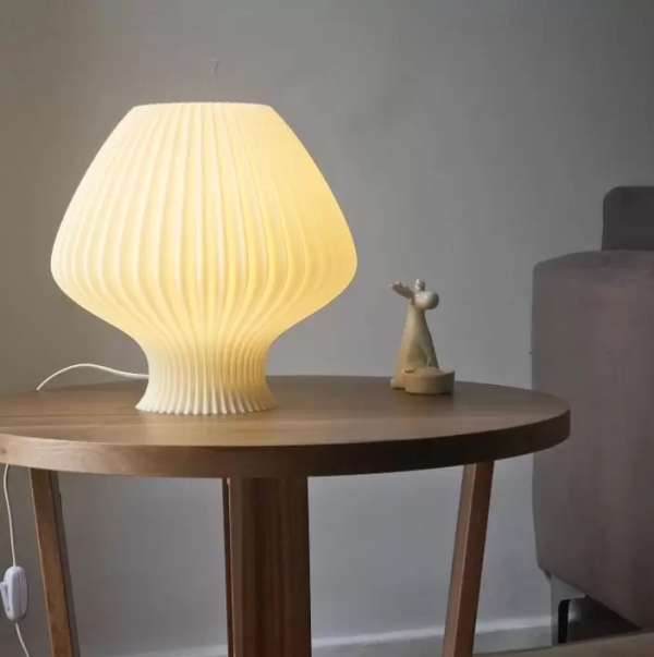 La lámpara de mesa Elenita es una luminaria fabricada en impresión 3D de estilo moderno, disponible en varios tamaños y colores.