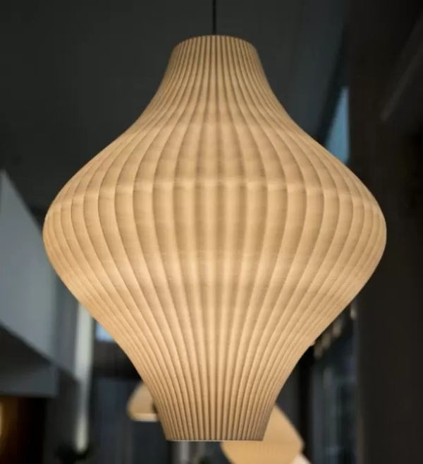 El colgante Juana es una lámpara fabricada en impresión 3D de estilo moderno, disponible en varios tamaños y colores.