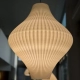 El colgante Juana es una lámpara fabricada en impresión 3D de estilo moderno, disponible en varios tamaños y colores.