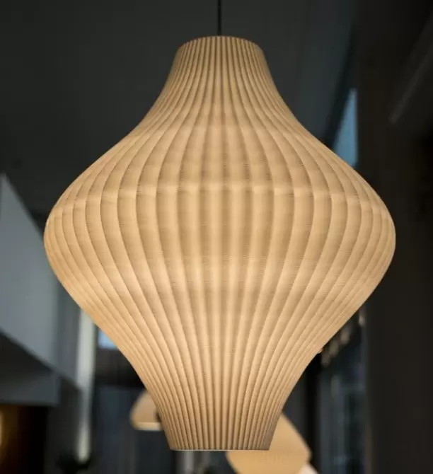 El colgante Juana es una lámpara fabricada en impresión 3D de estilo moderno, disponible en varios tamaños y colores.