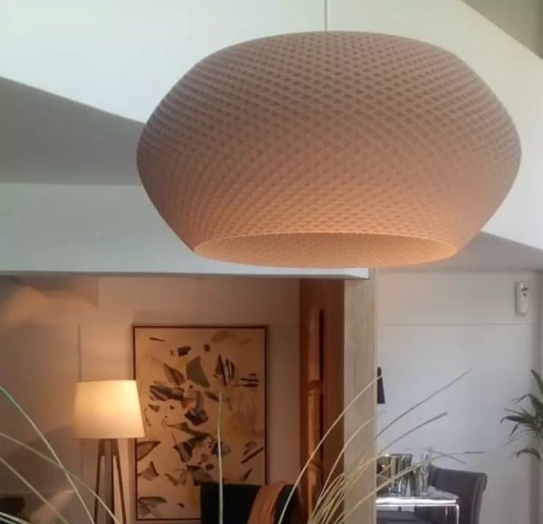 El colgante Manuela es una lámpara fabricada en impresión 3D de estilo moderno, disponible en varios tamaños y colores.