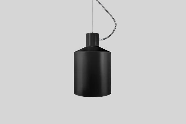 El colgante Luxor es una lámpara fabricada en aluminio. La misma viene disponible en color blanco y negro.