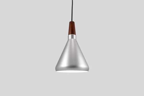 El colgante Flix es una lámpara fabricada en aluminio y madera. La misma se encuentra disponible en color plata, y dos tamaños: small y large
