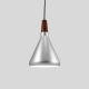El colgante Flix es una lámpara fabricada en aluminio y madera. La misma se encuentra disponible en color plata, y dos tamaños: small y large