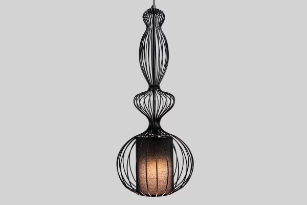 El colgante Pascual es una lámpara fabricada en aluminio. Se encuentra disponible en color negro. Adaptable a todo tipo de ambiente