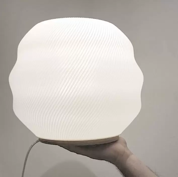 La lámpara de mesa Eliosa es una luminaria fabricada en impresión 3D de estilo moderno, disponible en varios colores.