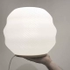 La lámpara de mesa Eliosa es una luminaria fabricada en impresión 3D de estilo moderno, disponible en varios colores.