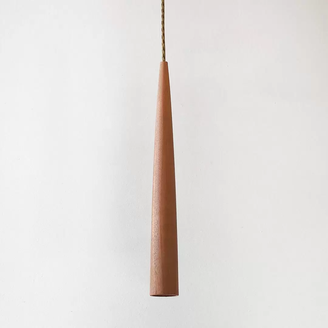 El colgante Canute es una luminaria fabricada en madera de cedro torneada a mano y está disponible en color negro o marrón.