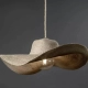 El colgante Hat es una luminaria de diseño original fabricado en yute o algodón. Sirve para decorar e iluminar tus espacios en partes iguales
