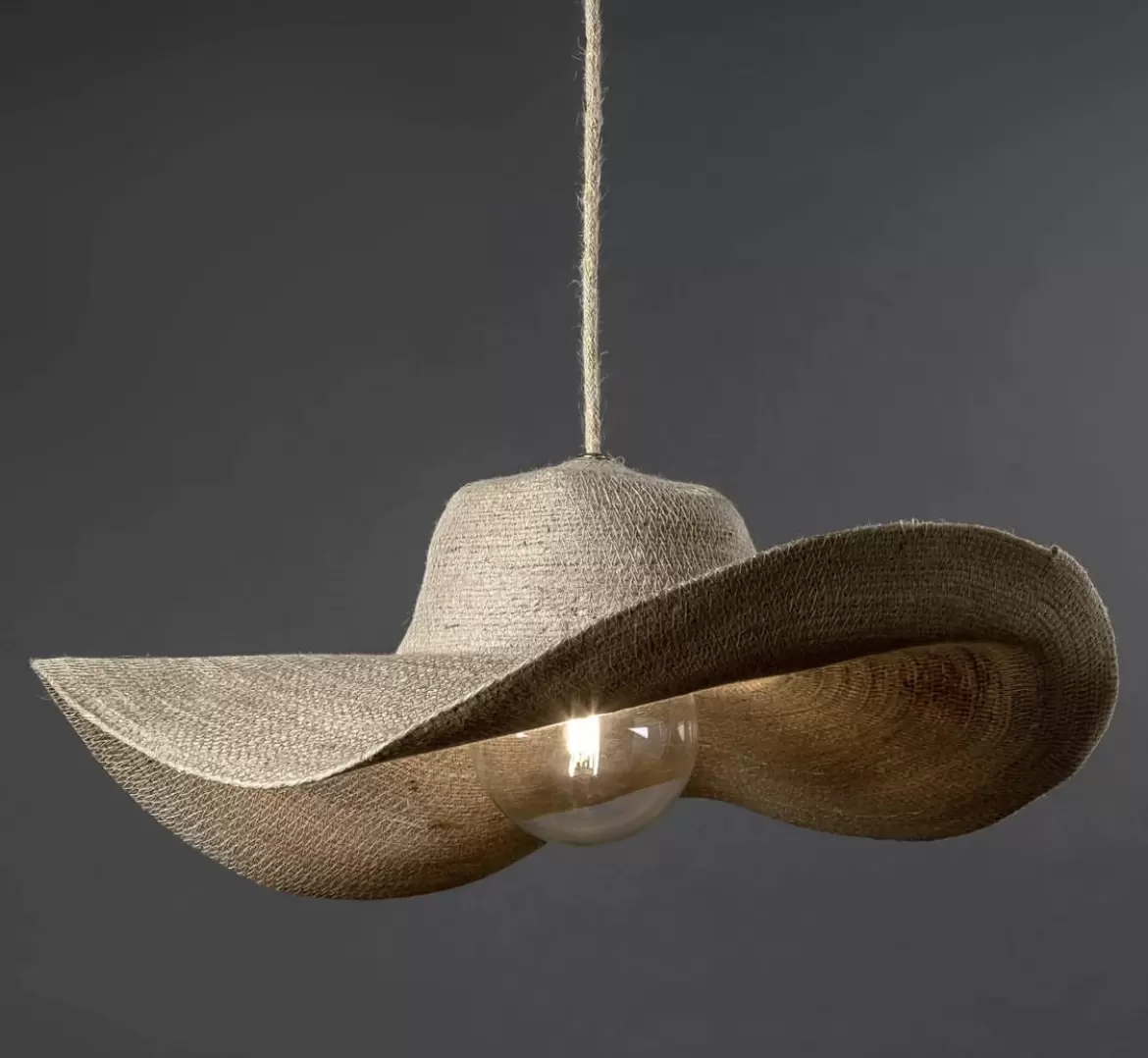 El colgante Hat es una luminaria de diseño original fabricado en yute o algodón. Sirve para decorar e iluminar tus espacios en partes iguales