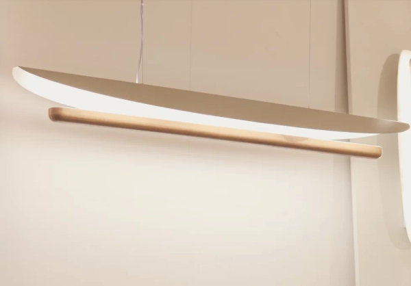 El colgante Indra es una luminaria fabricada en madera maciza de petiribí y chapa plegada de estilo moderno.